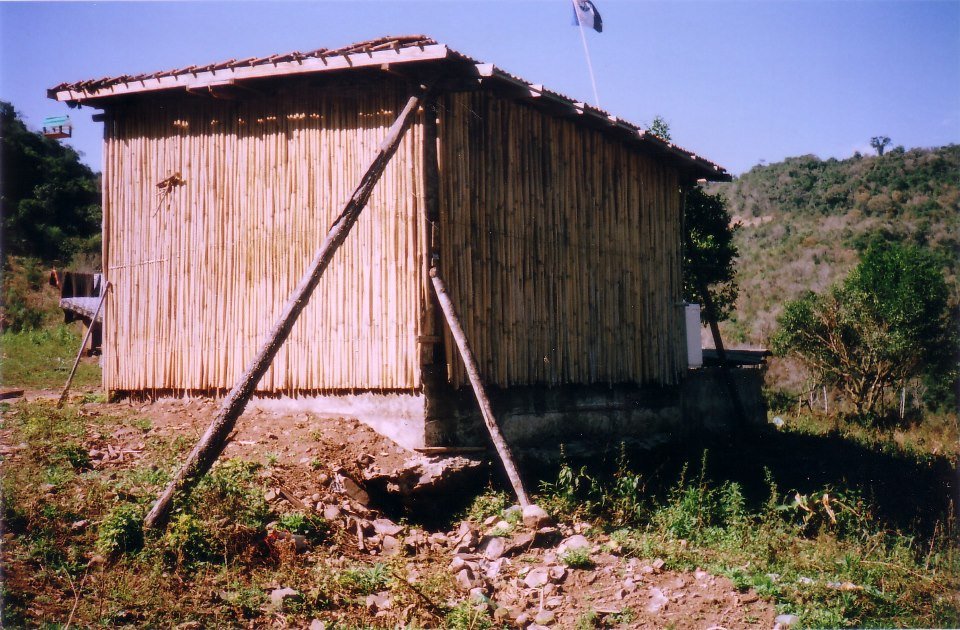 Casa rústica de bambu em construção