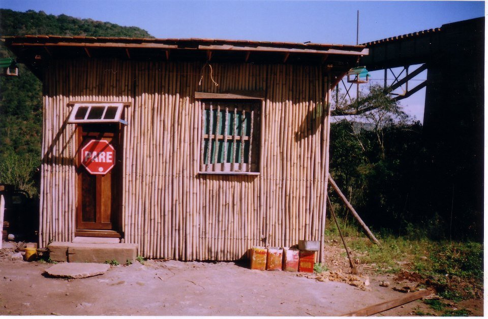 Frente da construção com porta e placa Pare